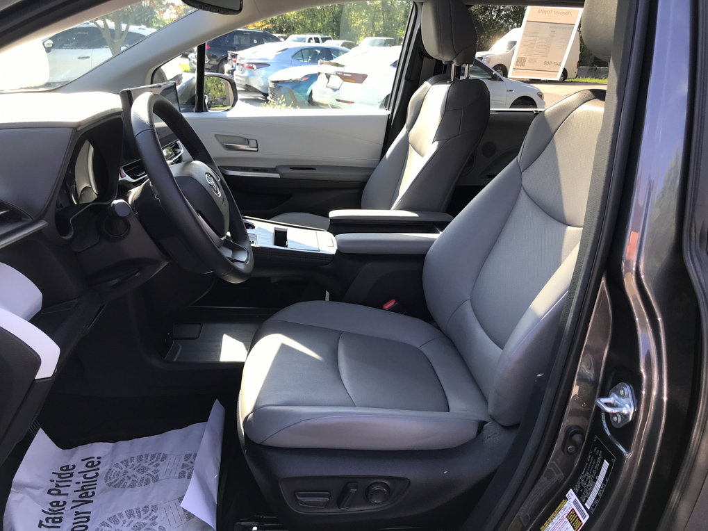 Used 2025 Toyota Sienna XLE image 26