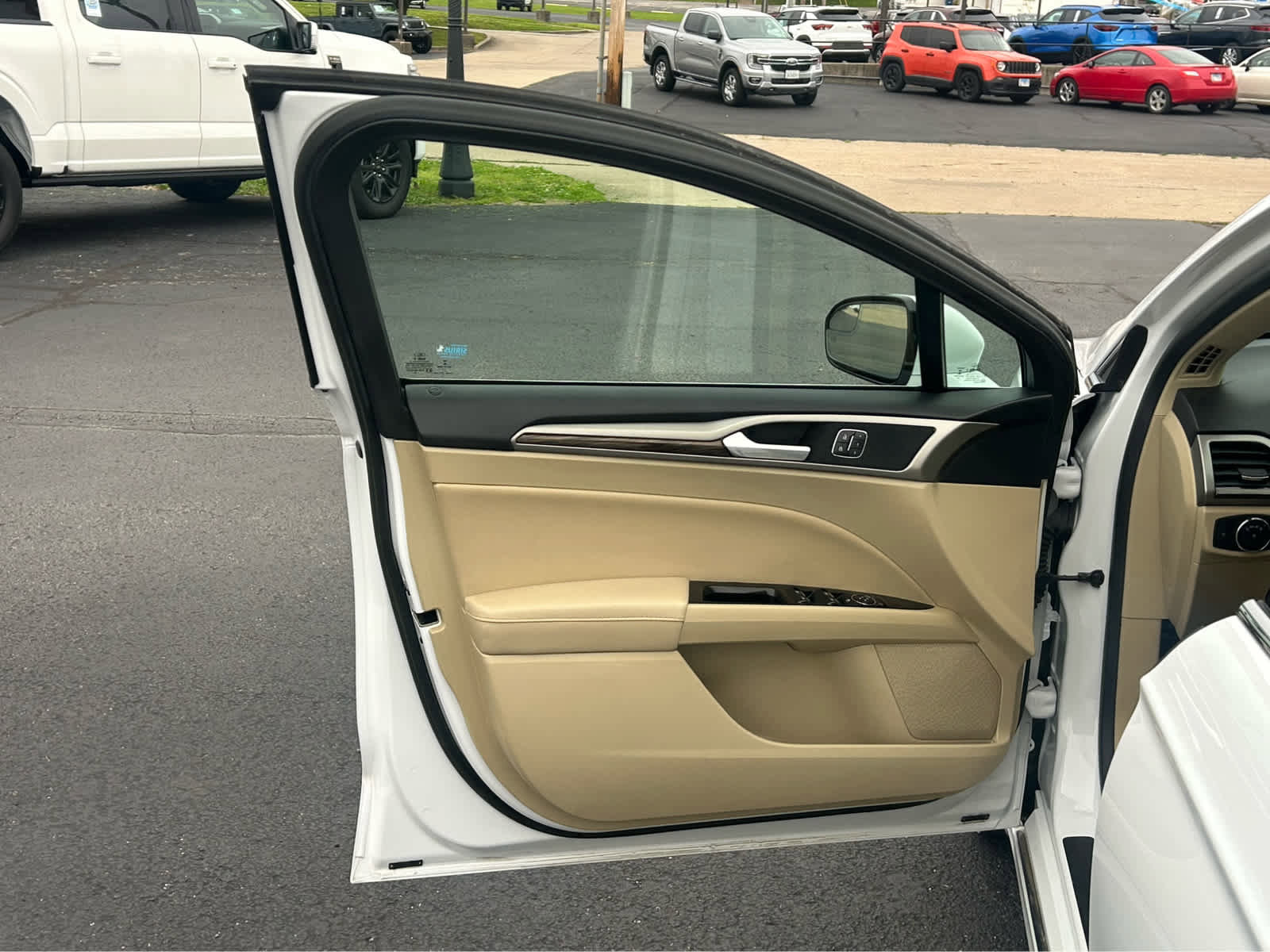 Used 2014 Ford Fusion SE w/ Equipment Group 202A FWD image 12