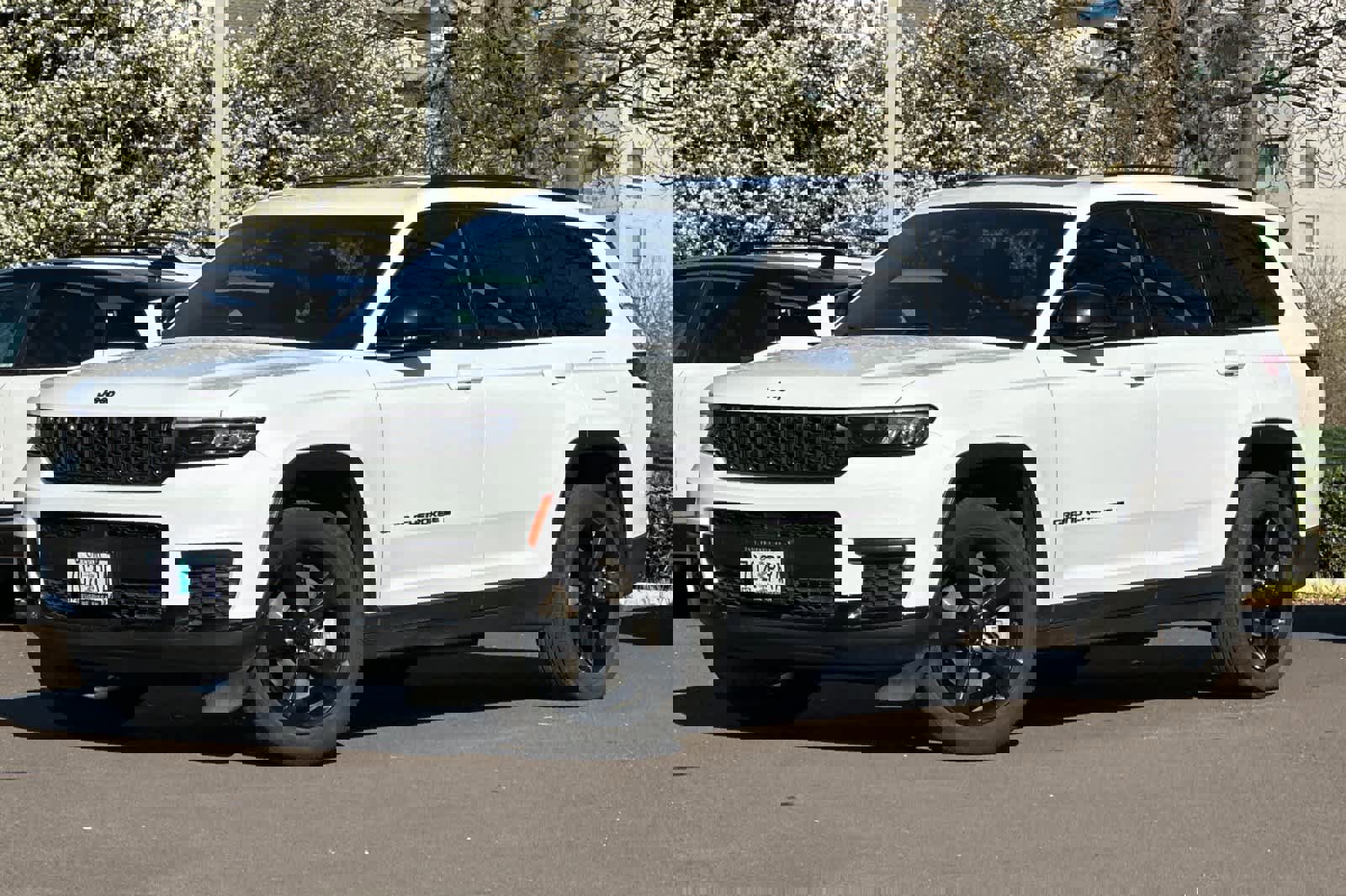 Used 2023 Jeep Grand Cherokee L Laredo image 1