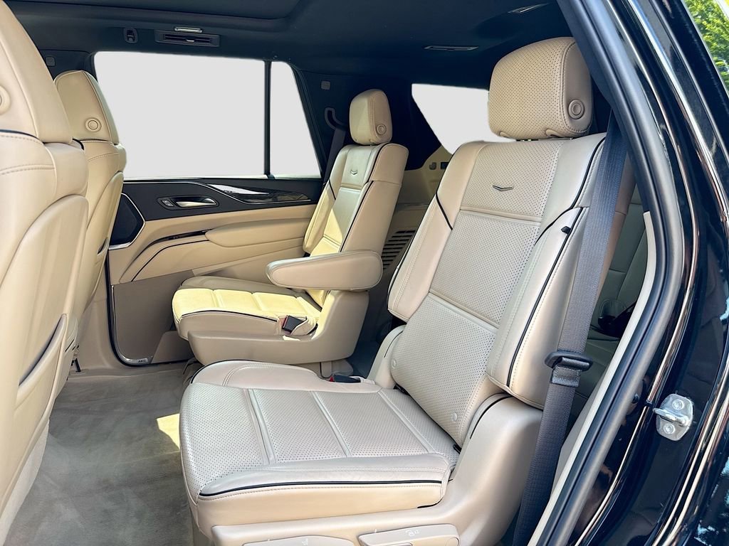 Used 2024 Cadillac Escalade Premium Luxury RWD image 31