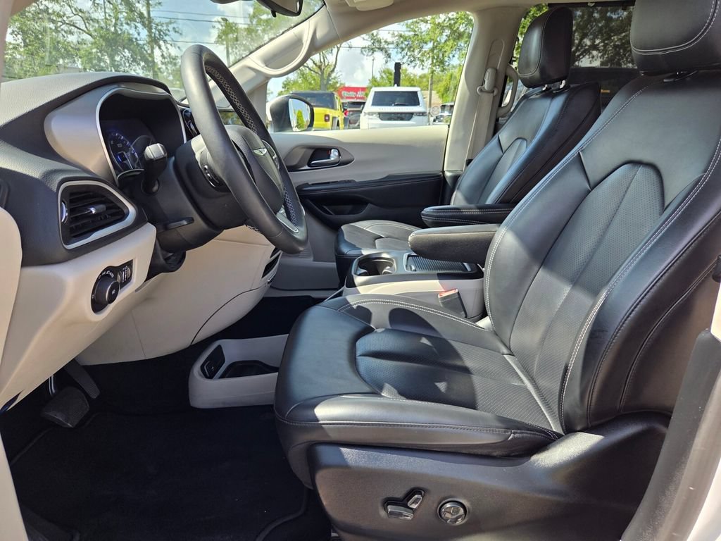 Used 2023 Chrysler Pacifica Touring-L FWD image 13