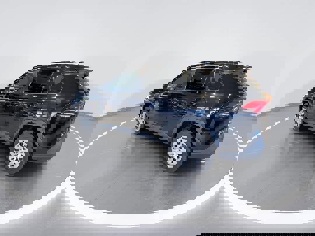 Used 2021 Toyota RAV4 LE image 6