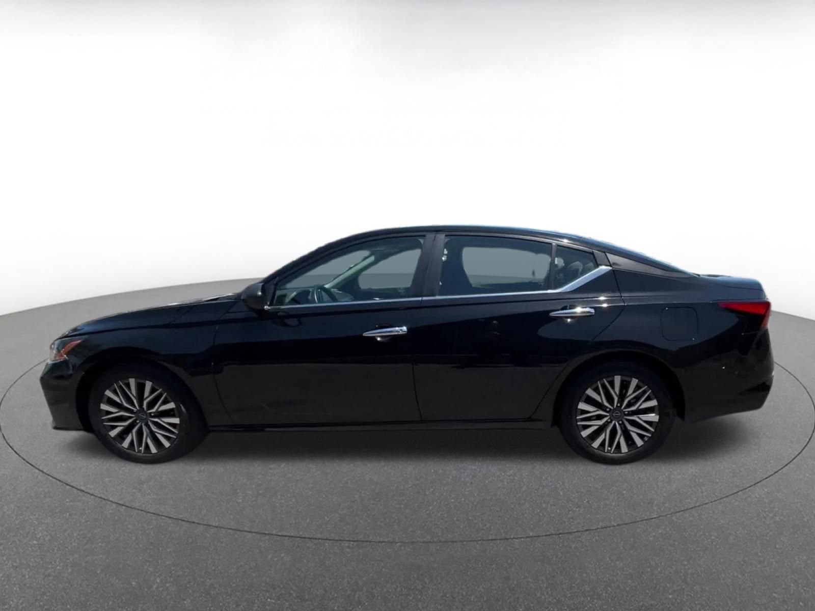 Used 2025 Nissan Altima 2.5 SV FWD image 9
