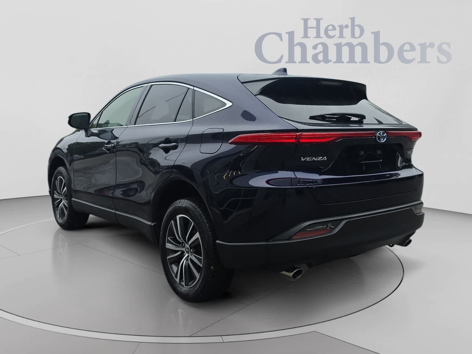 Used 2022 Toyota Venza LE AWD/4WD image 3