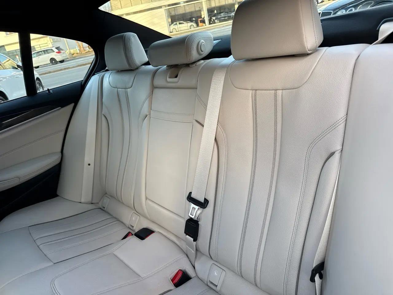 Used 2023 BMW 530e xDrive w/ Premium Package image 30