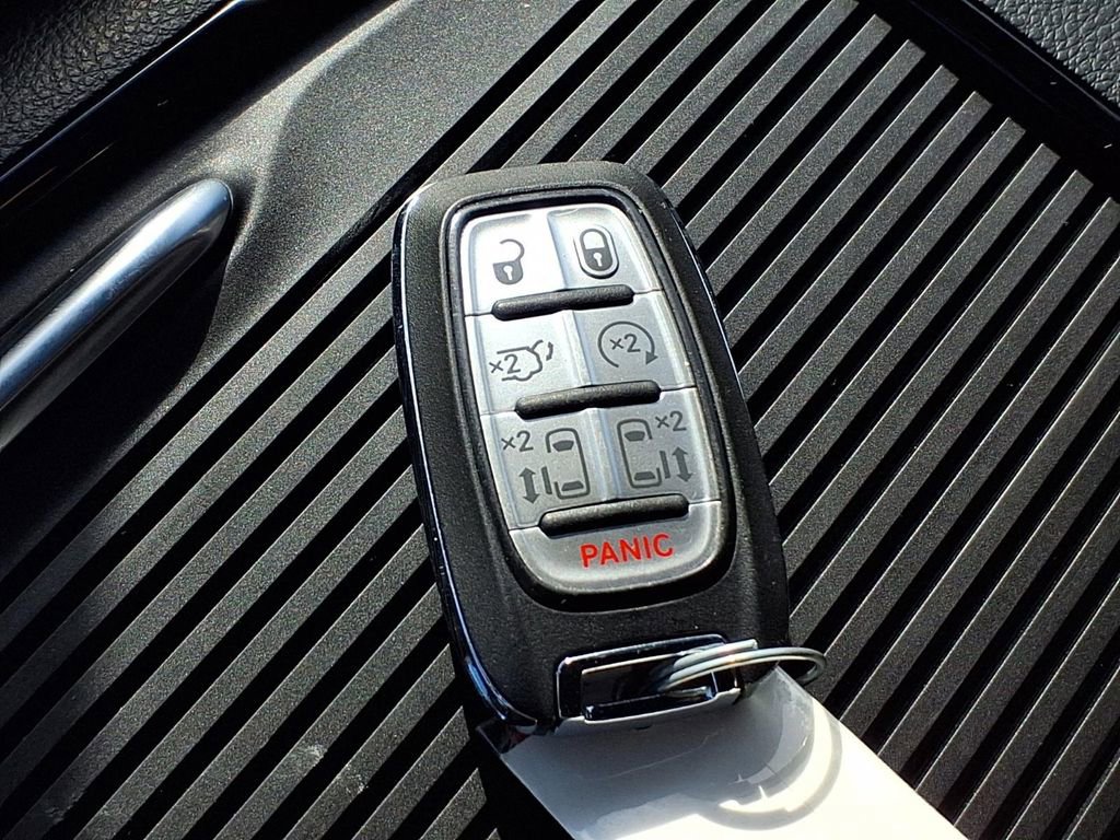 Used 2025 Chrysler Pacifica Limited image 11