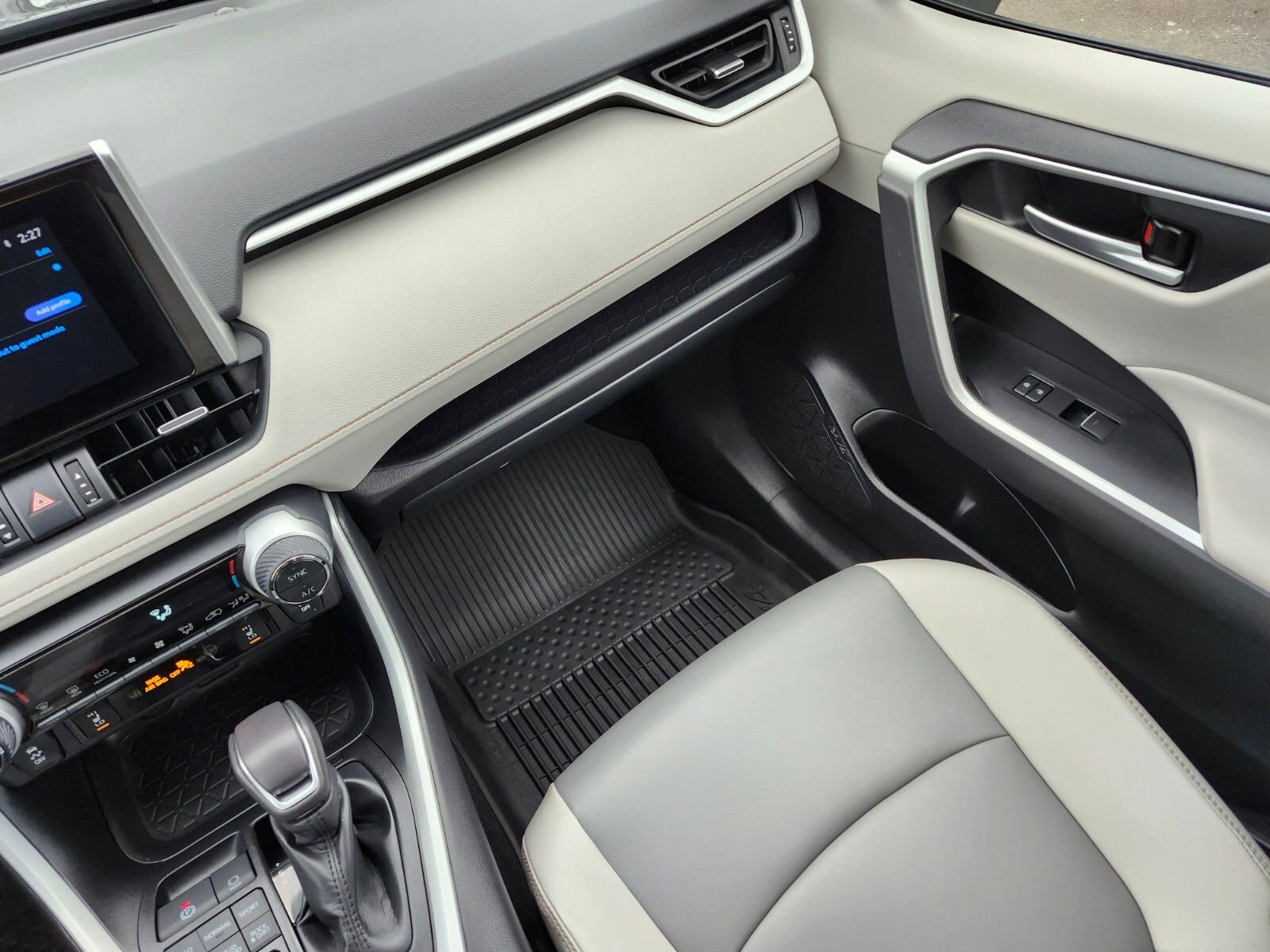 Used 2025 Toyota RAV4 XLE Premium image 13