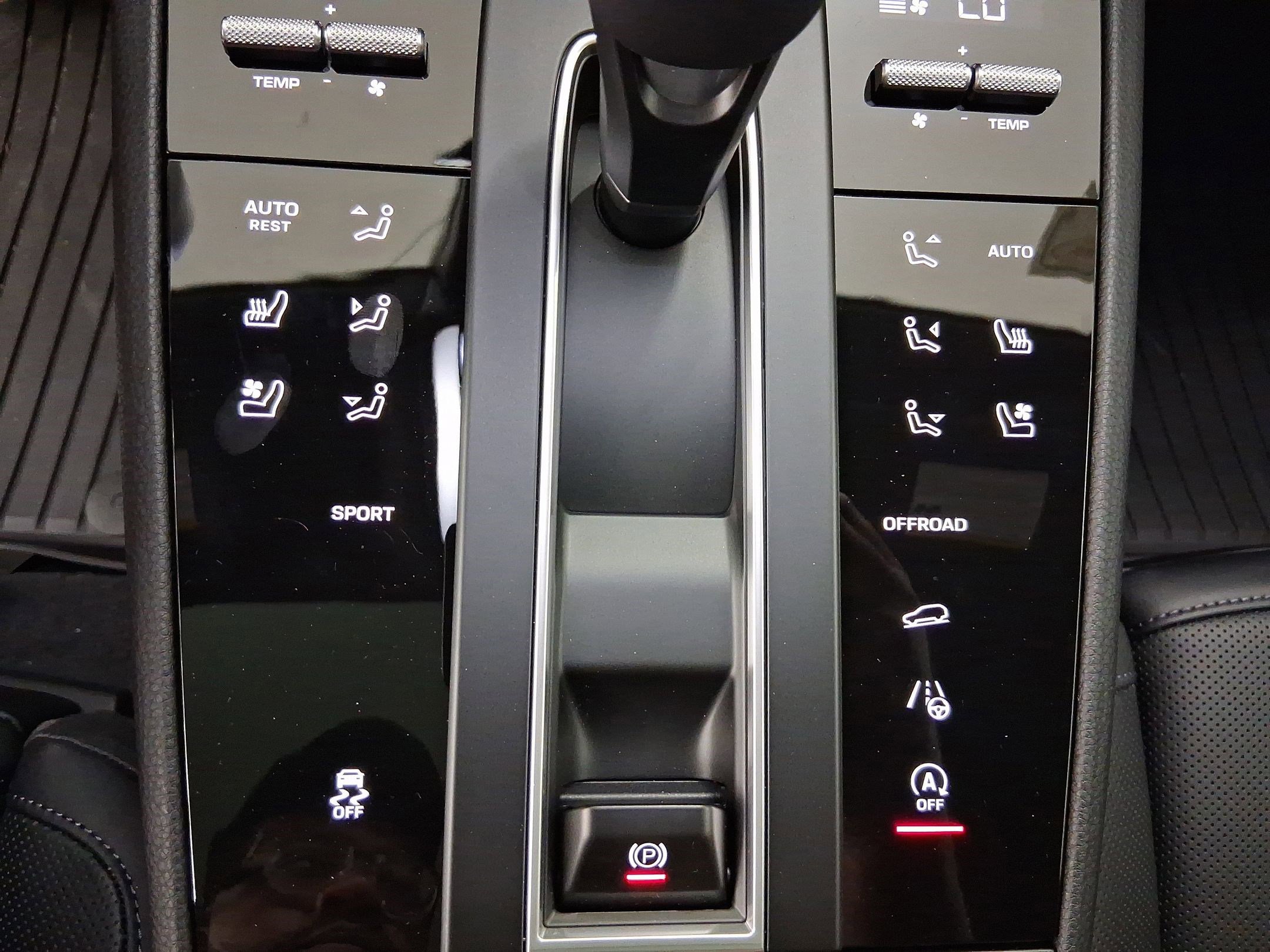 Used 2025 Porsche Macan AWD/4WD image 29