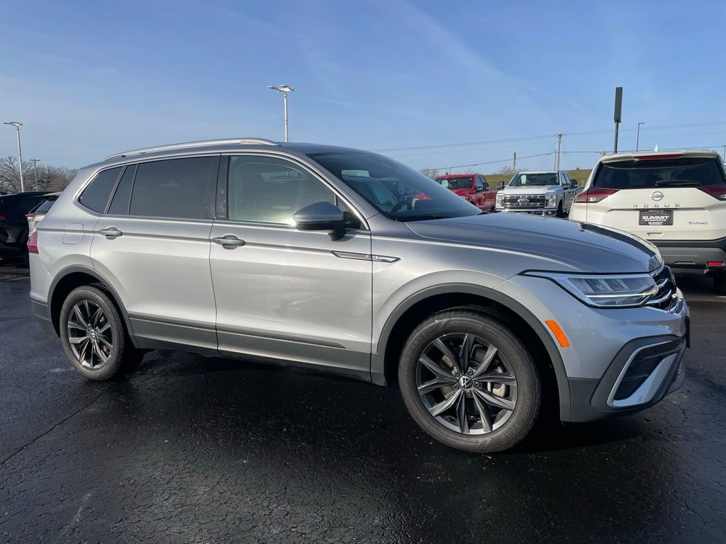 Used 2024 Volkswagen Tiguan SE image 2