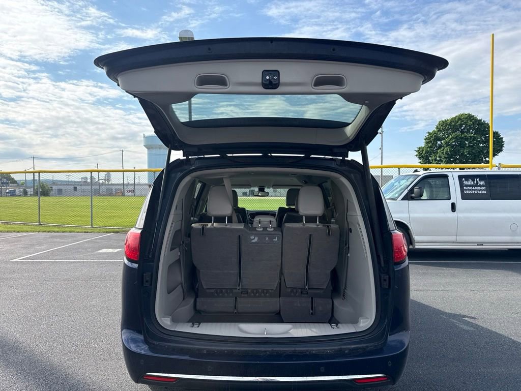 Used 2017 Chrysler Pacifica Touring-L Plus FWD image 6
