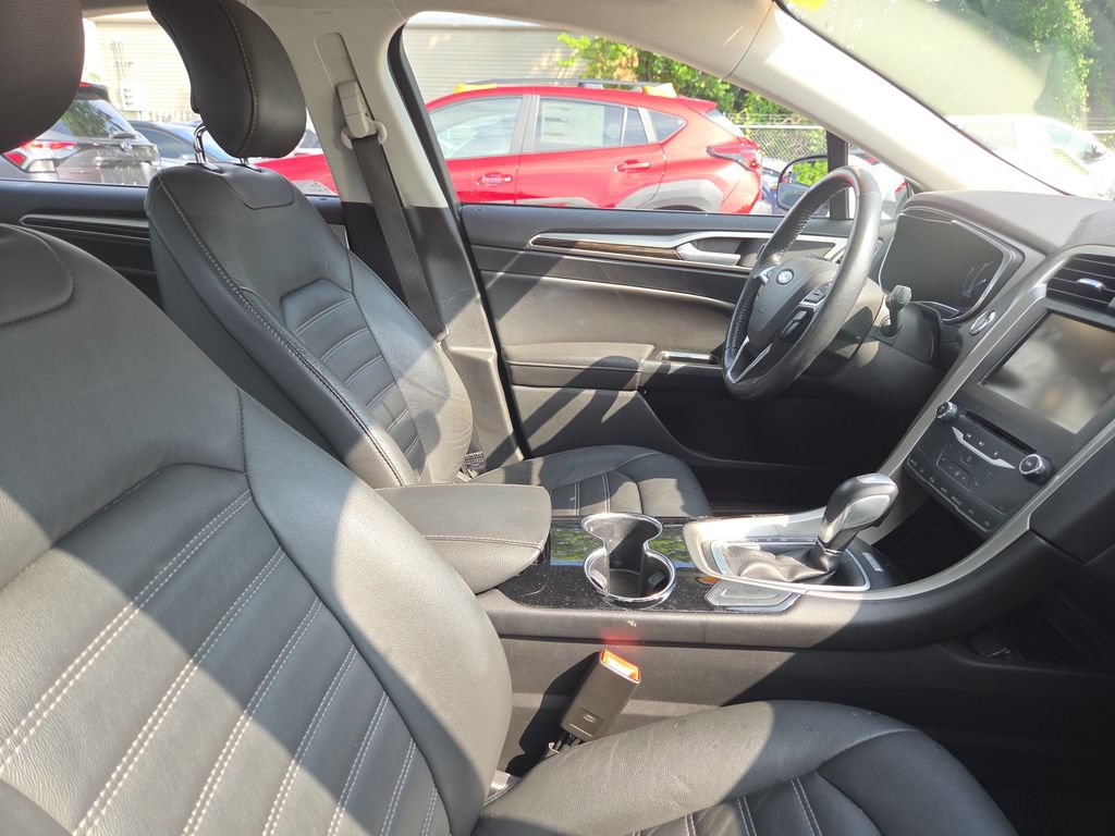 Used 2015 Ford Fusion SE w/ Equipment Group 202A FWD image 10