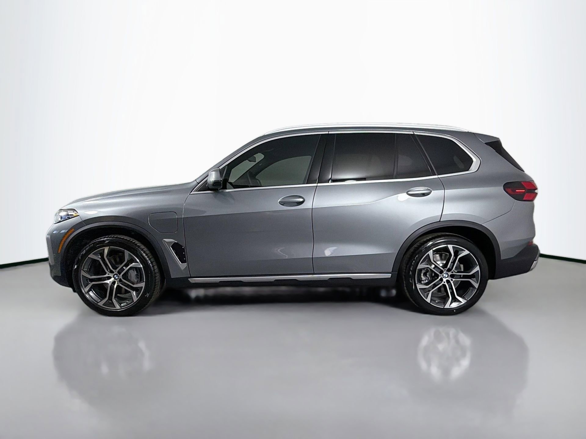 New 2026 BMW X5 xDrive50e image 8