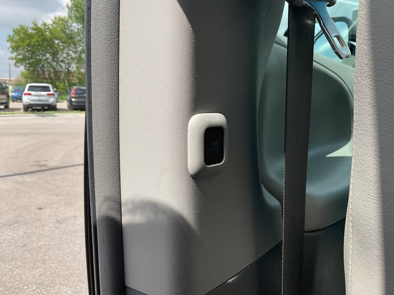 Used 2012 Toyota Sienna XLE FWD image 32