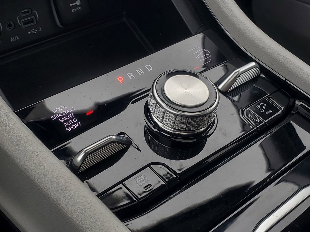 Used 2022 Jeep Grand Cherokee Overland w/ Luxury Tech Group IV AWD/4WD image 28