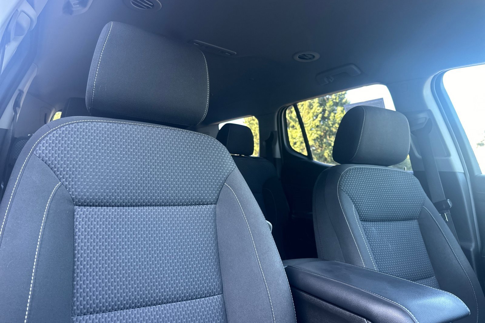 Used 2023 GMC Acadia SLE image 18