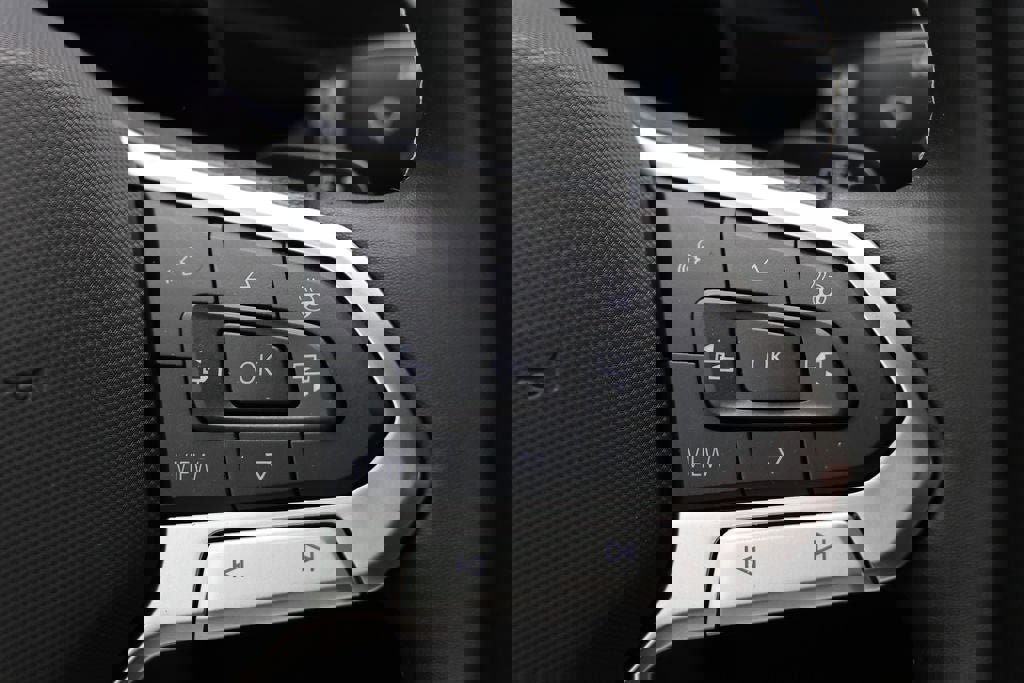 Used 2025 Volkswagen Atlas Cross Sport SE image 20