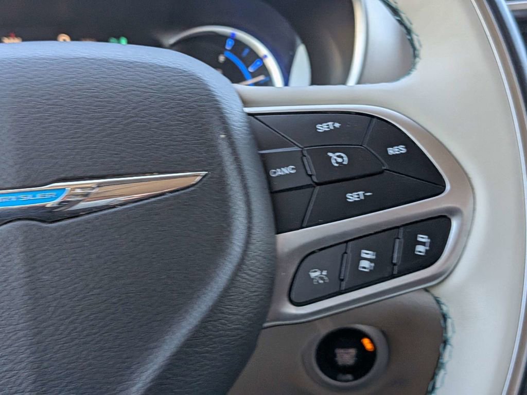 Used 2018 Chrysler Pacifica Limited w/ Advanced Safetytec Group FWD image 28
