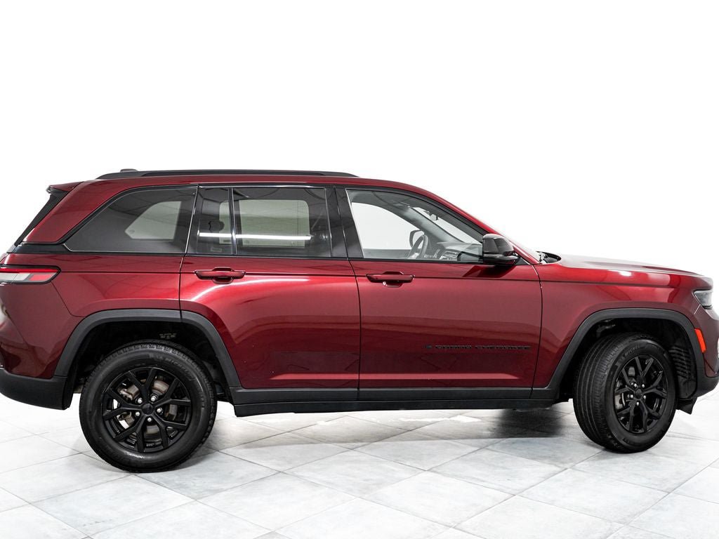 Used 2025 Jeep Grand Cherokee Altitude AWD/4WD image 7