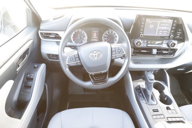 Used 2020 Toyota Highlander L image 18