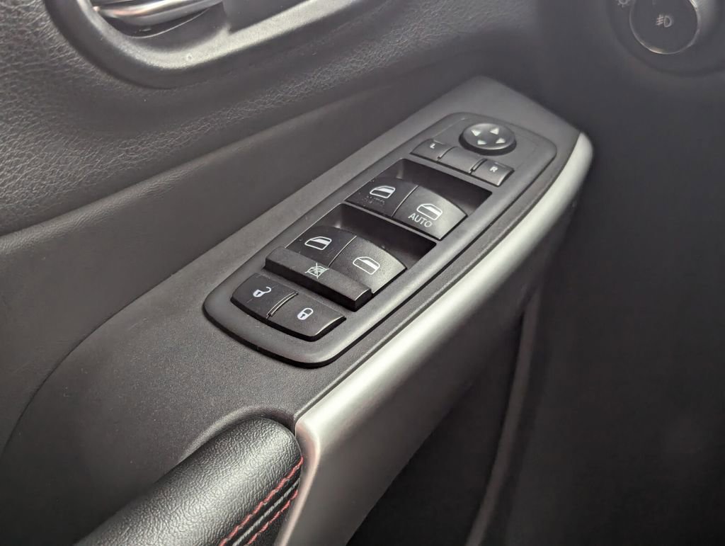 Used 2018 Jeep Cherokee Trailhawk AWD/4WD image 17
