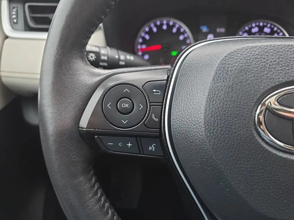 Used 2021 Toyota RAV4 XLE Premium image 20