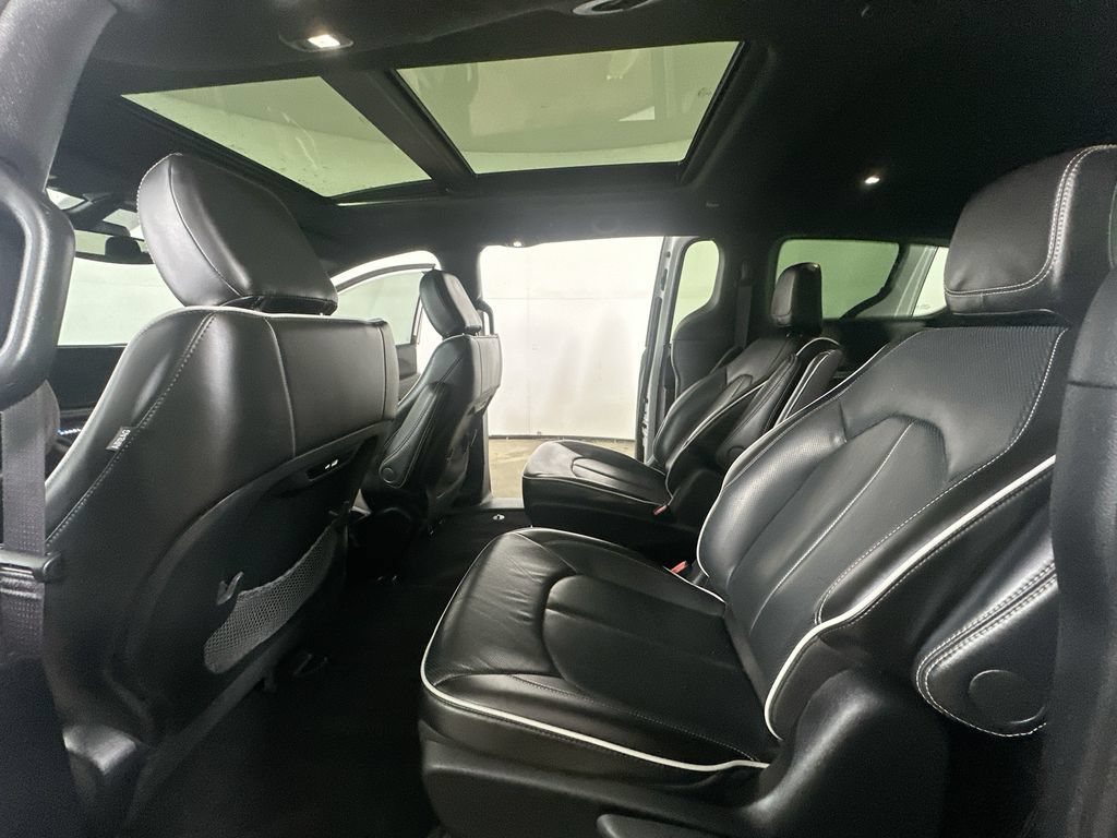 Used 2024 Chrysler Pacifica Premium FWD image 15