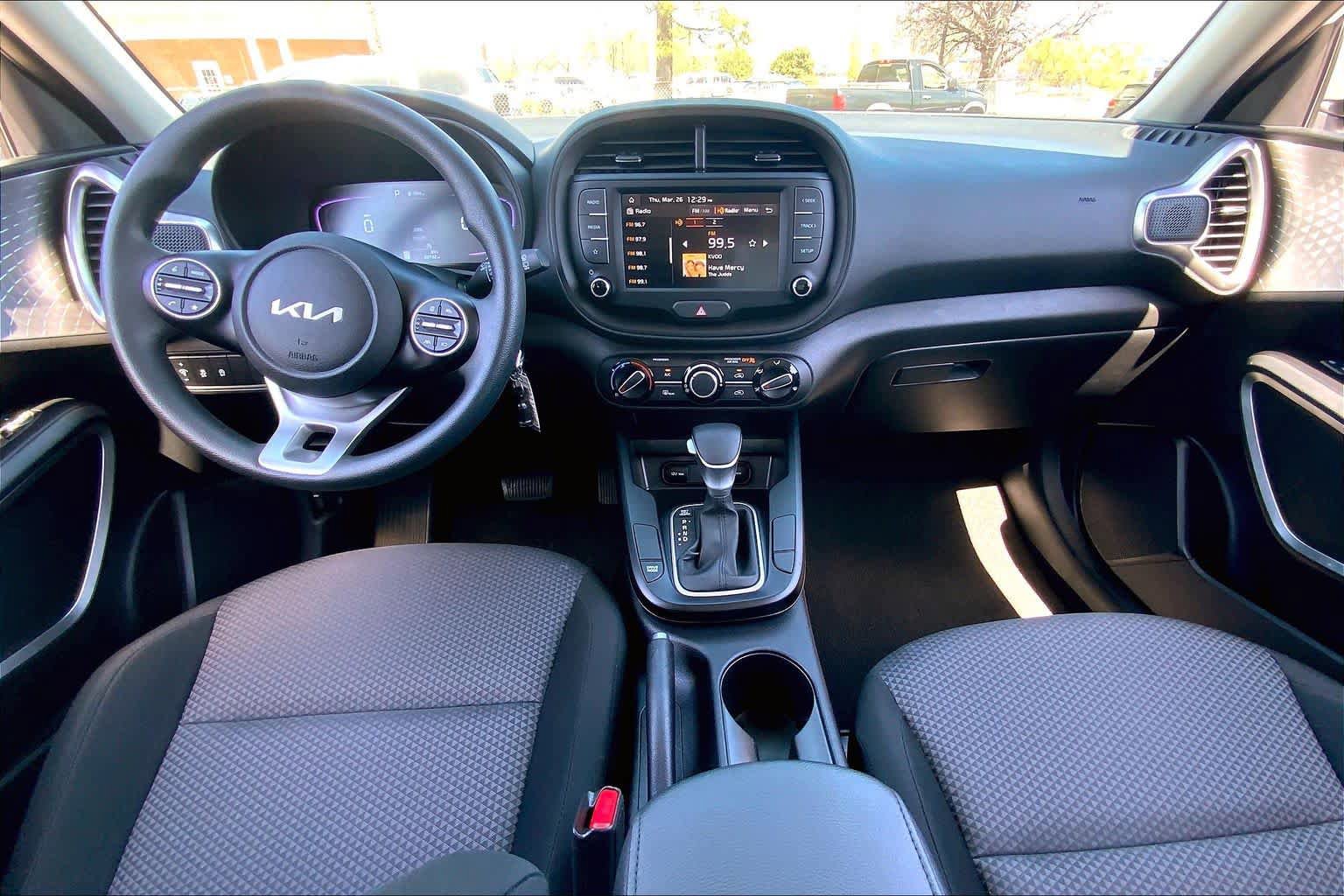 Used 2025 Kia Soul LX w/ LX Technology Package FWD image 16