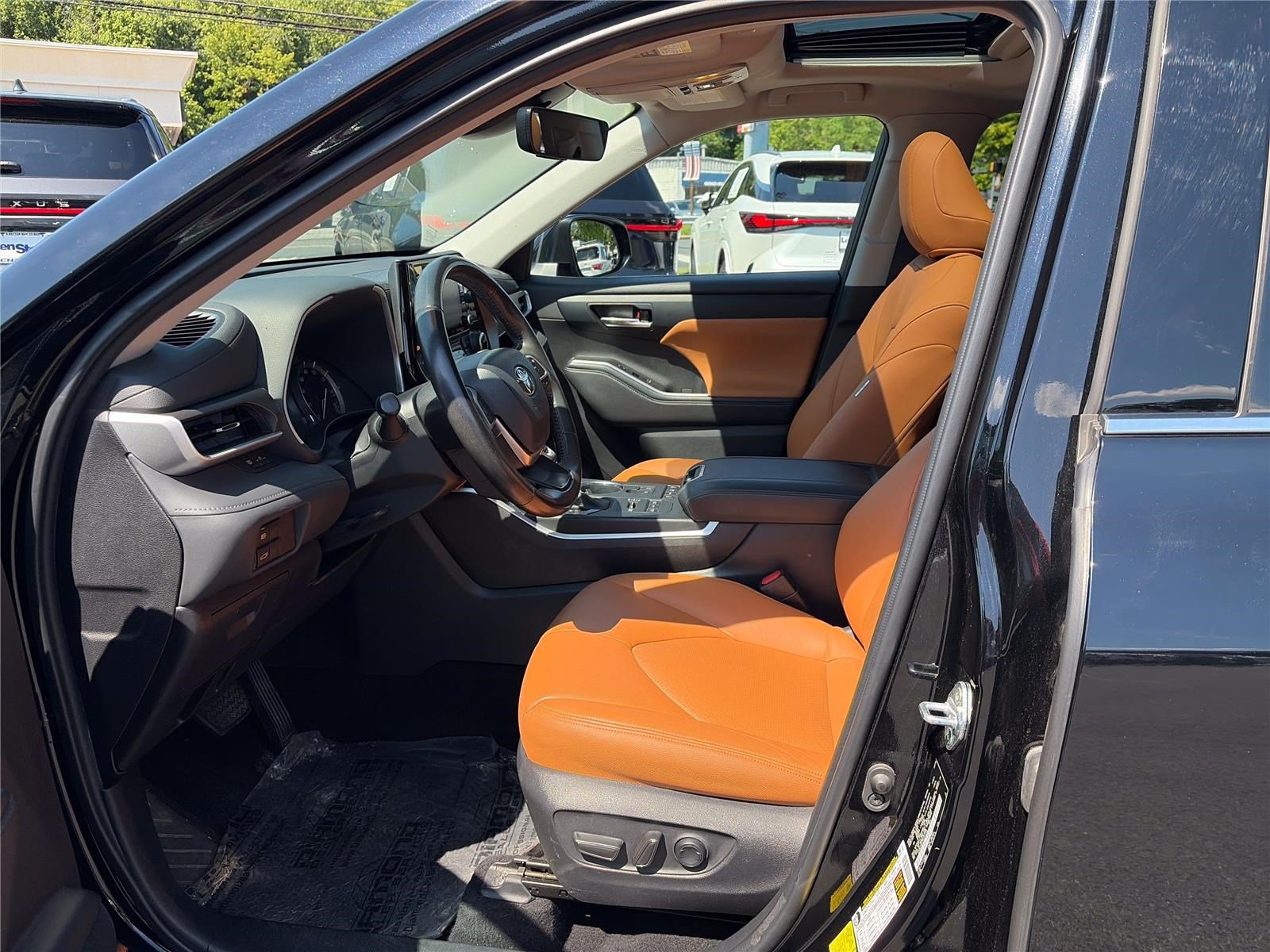 Used 2022 Toyota Highlander XLE AWD/4WD image 11
