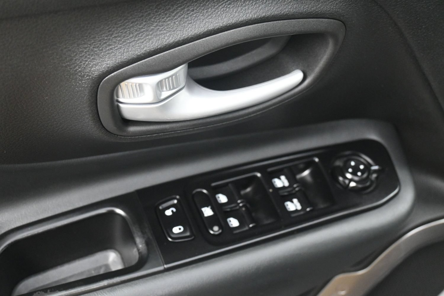 Used 2023 Jeep Renegade Latitude AWD/4WD image 16