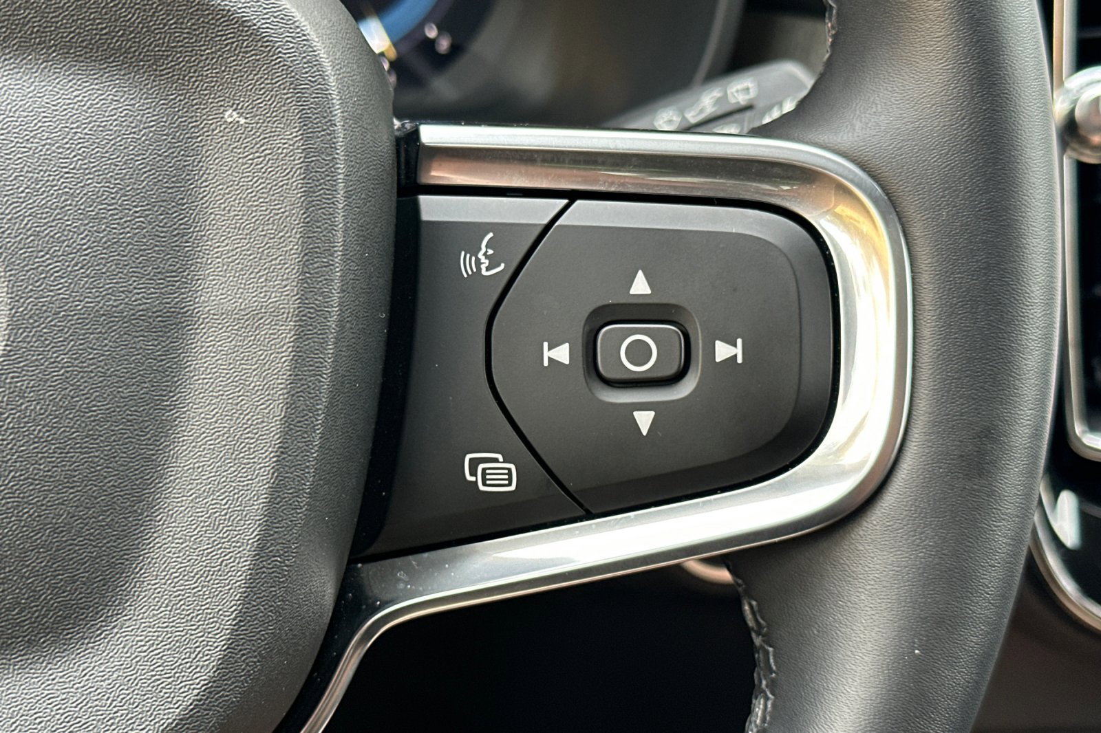 Certified 2025 Volvo XC40 B5 Plus image 30