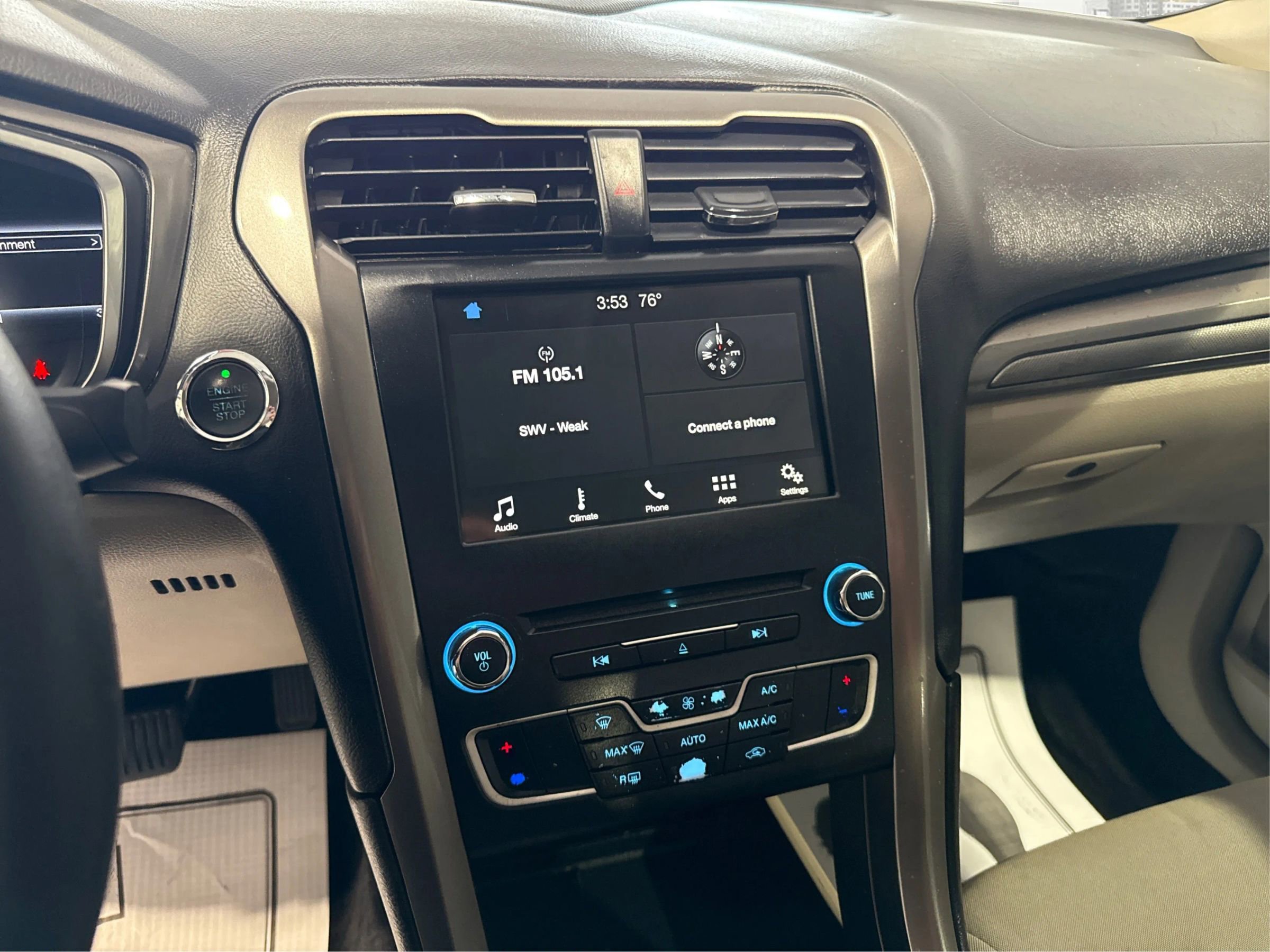 Used 2017 Ford Fusion SE w/ Fusion SE Technology Package image 14