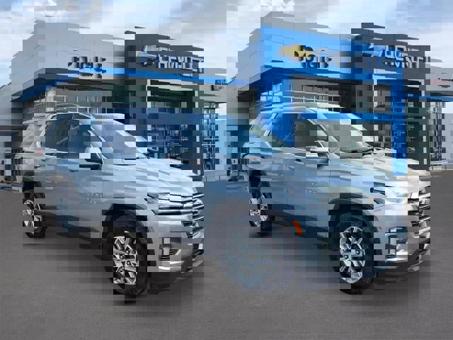 Used 2023 Chevrolet Traverse LT image 1