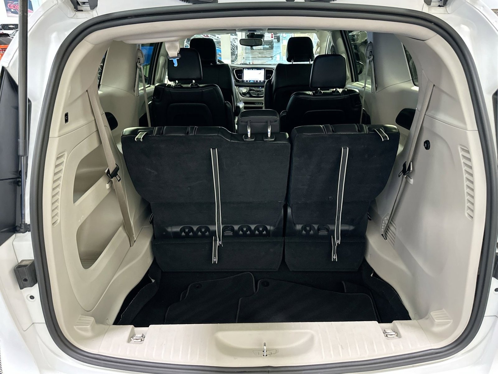 Used 2024 Chrysler Pacifica Touring-L image 33