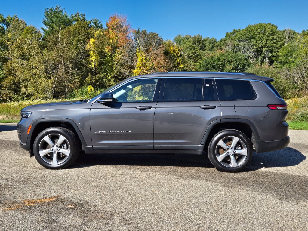 Used 2022 Jeep Grand Cherokee L Limited AWD/4WD image 2