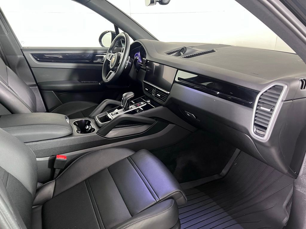 Certified 2023 Porsche Cayenne Platinum Edition image 18