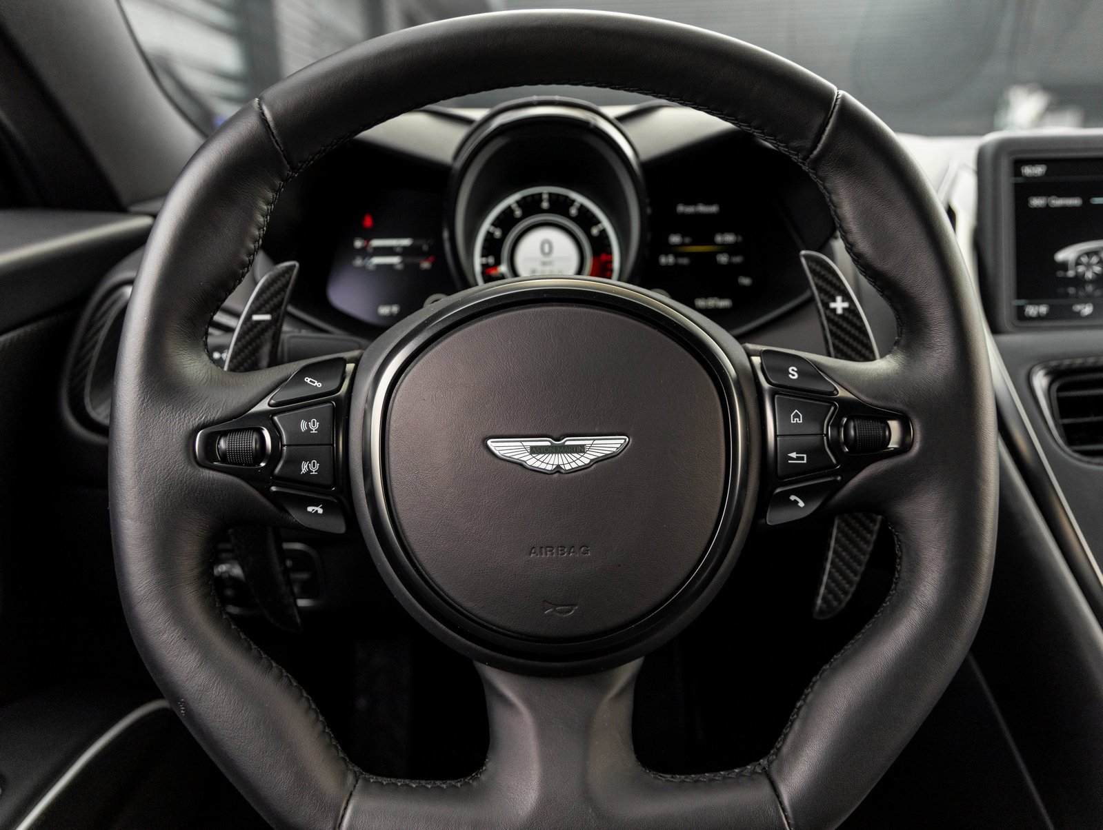 Used 2023 Aston Martin DBS Coupe image 28