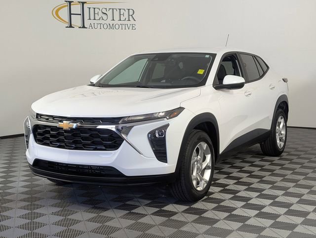 Used 2024 Chevrolet Trax LS w/ LS Convenience Package FWD image 4