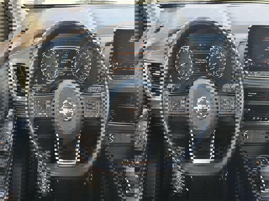 Used 2023 Nissan Rogue SV image 12