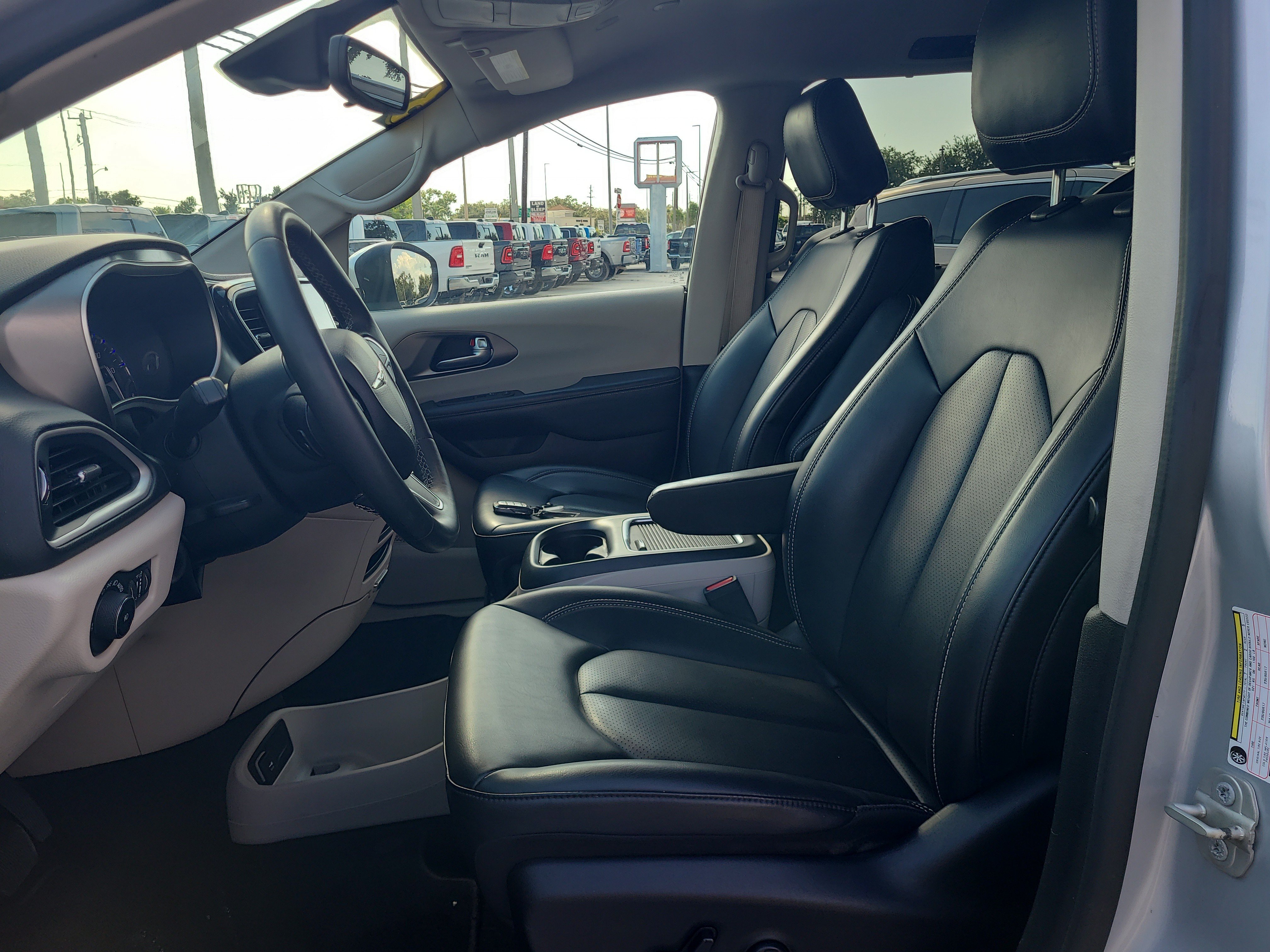 Used 2023 Chrysler Pacifica Touring-L FWD image 17