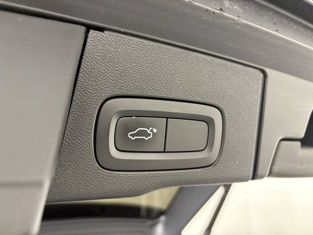 Used 2018 Volvo XC60 T6 Momentum w/ Vision Package image 38