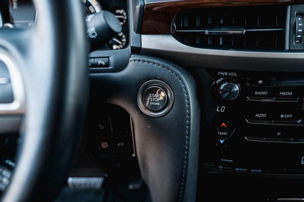 Used 2021 Lexus LX 570 4WD w/ Luxury Package image 18