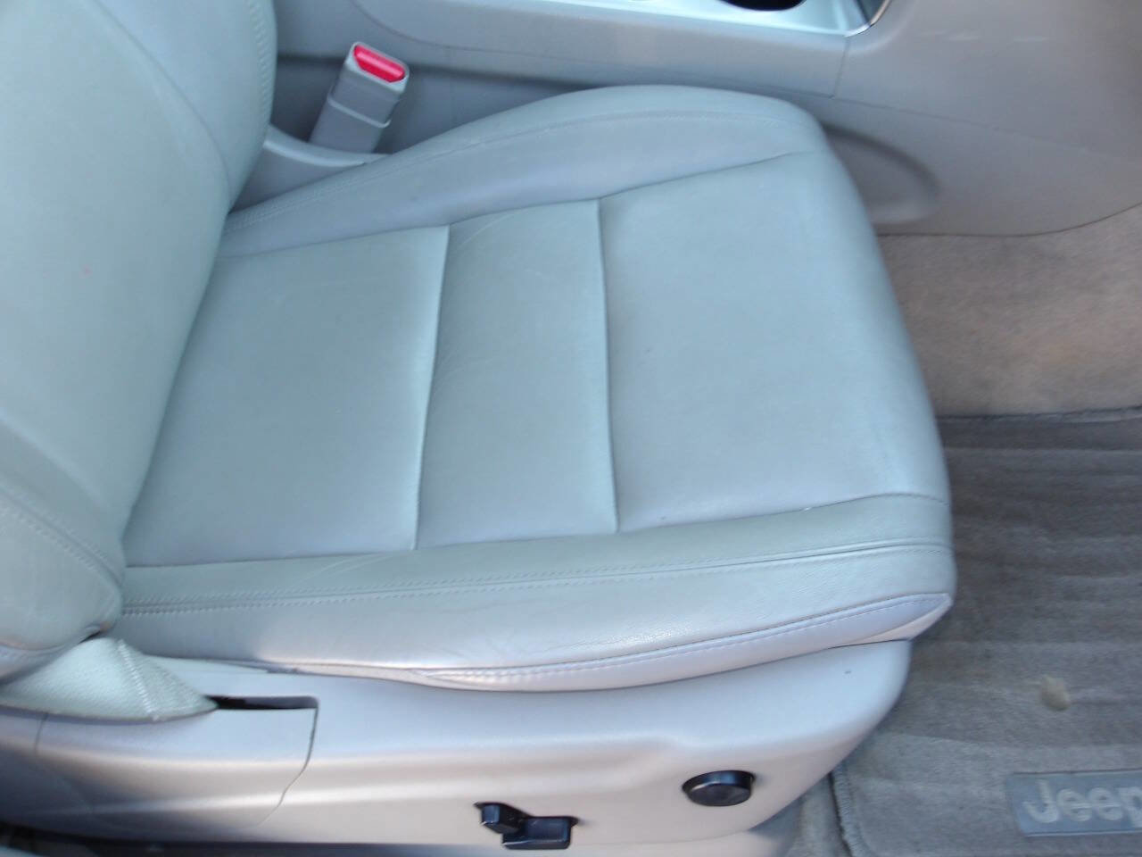 Used 2011 Jeep Grand Cherokee Laredo image 18