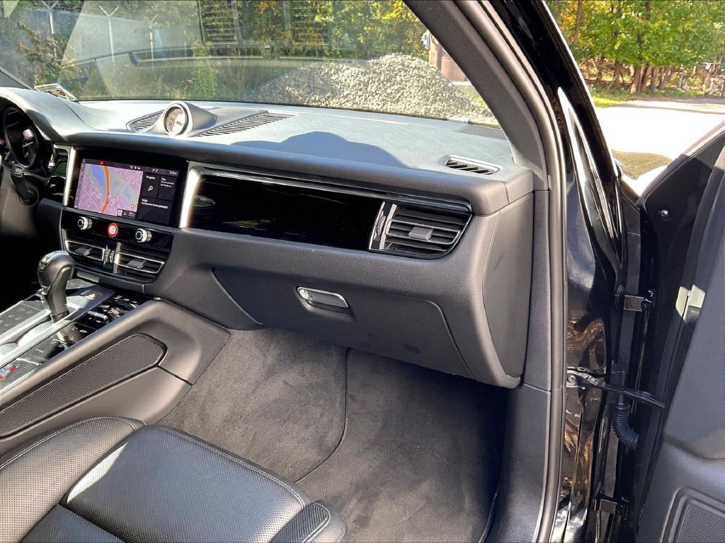 Certified 2023 Porsche Macan AWD/4WD image 19