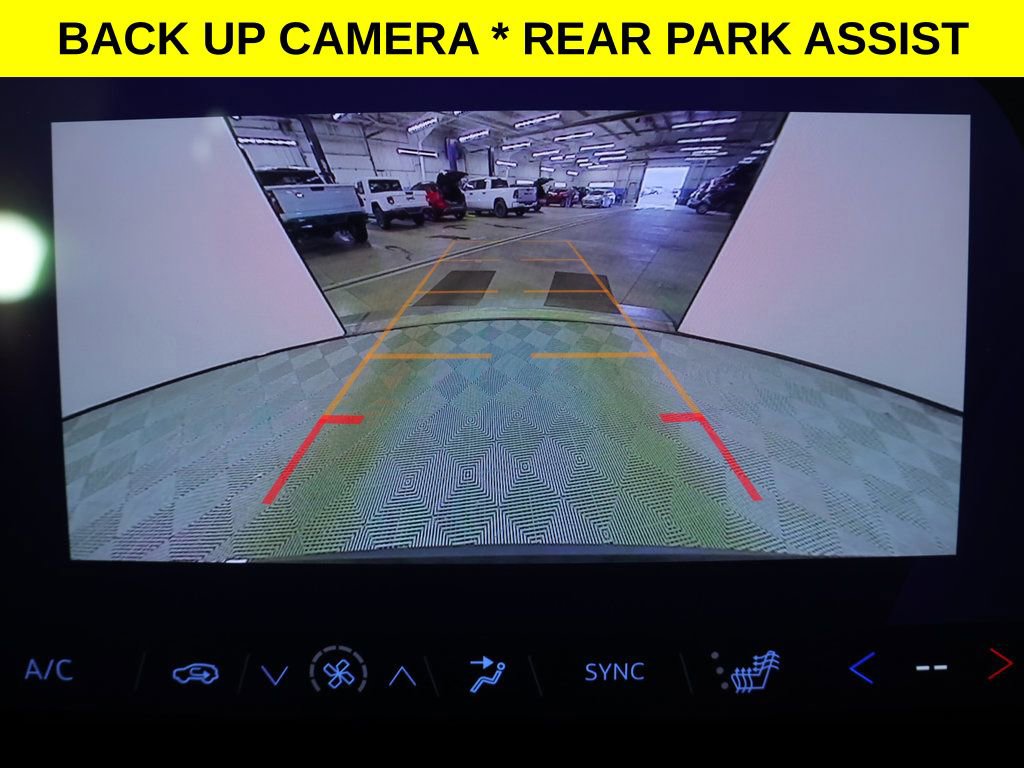 Used 2025 Chevrolet Traverse LT image 9