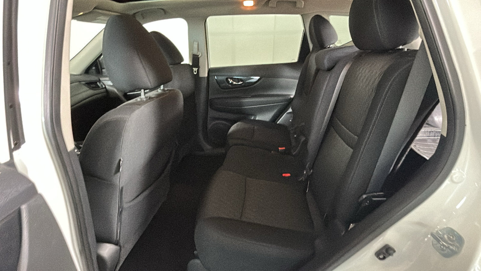 Used 2017 Nissan Rogue SV AWD/4WD image 32