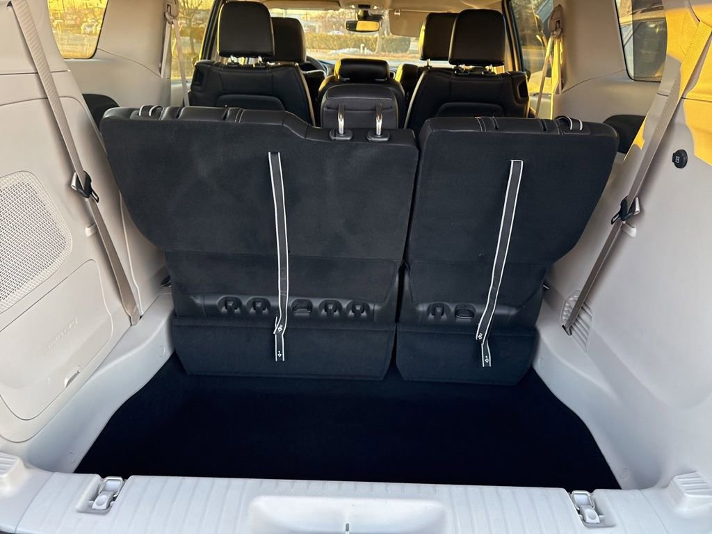 Used 2024 Chrysler Pacifica Touring-L w/ Uconnect Theater Family Group image 28