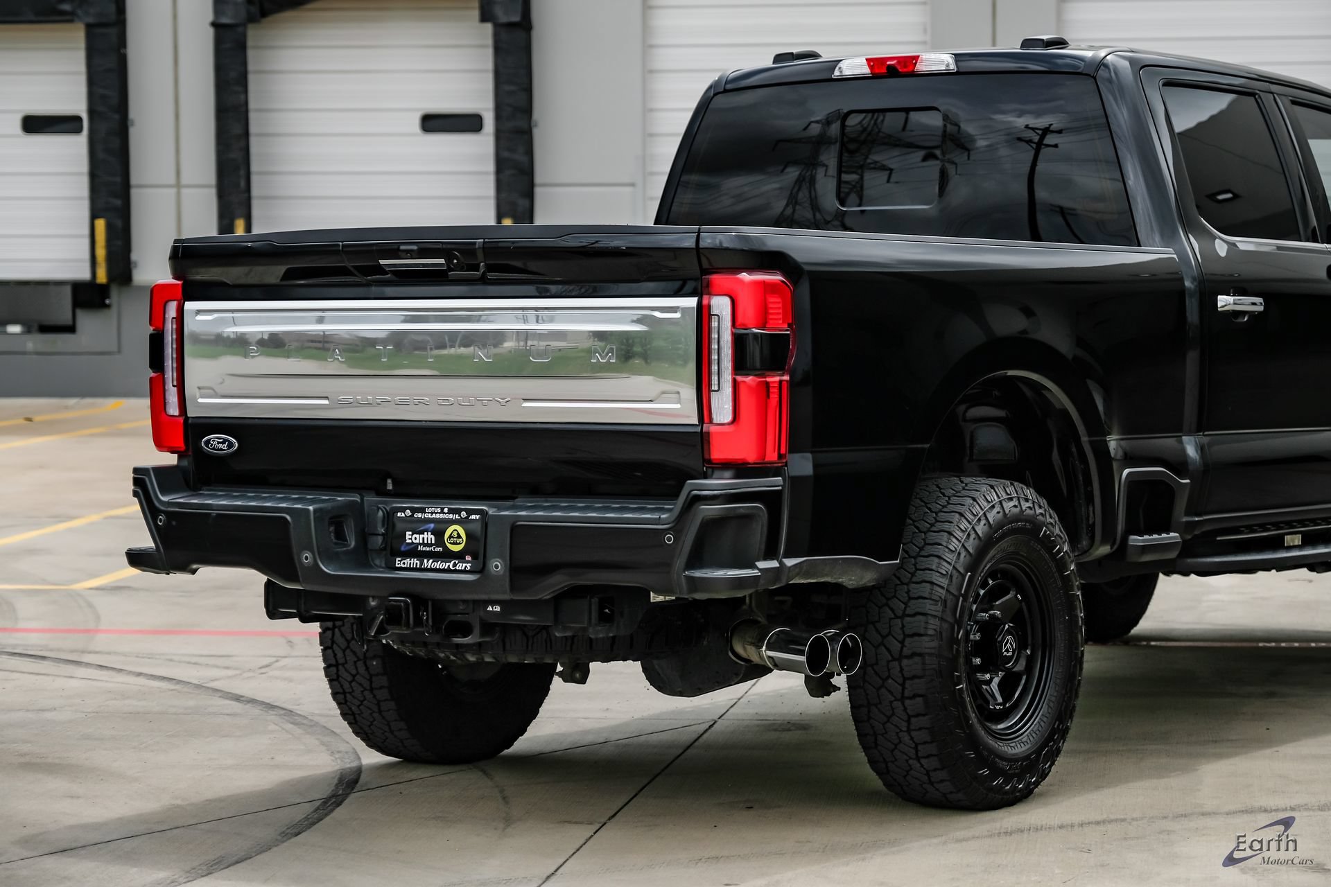 Used 2024 Ford F350 Platinum w/ Tremor Off-Road Package AWD/4WD image 18