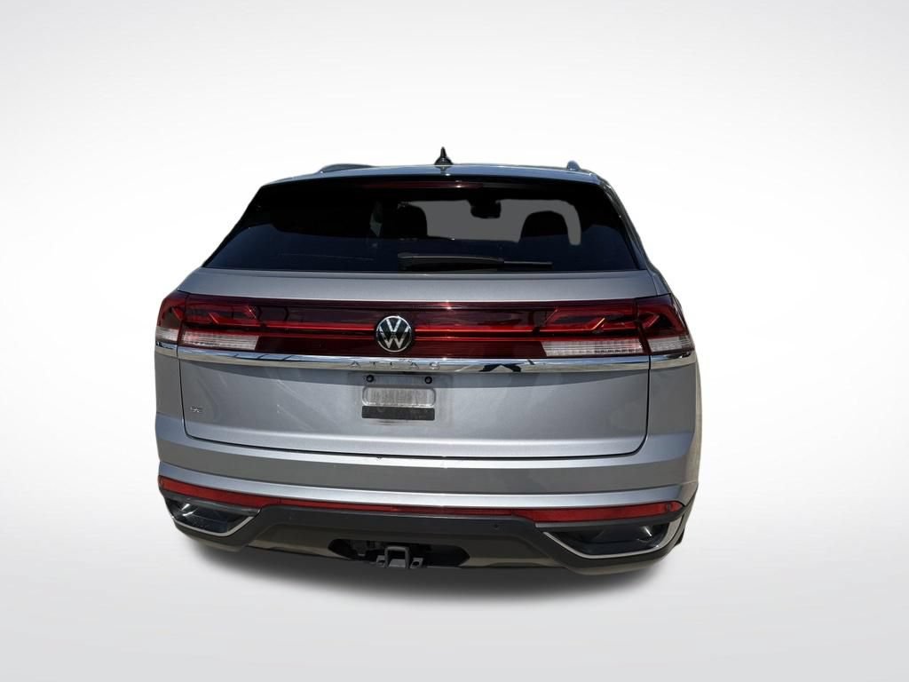 Used 2024 Volkswagen Atlas Cross Sport SE w/ Panoramic Sunroof Package FWD image 4