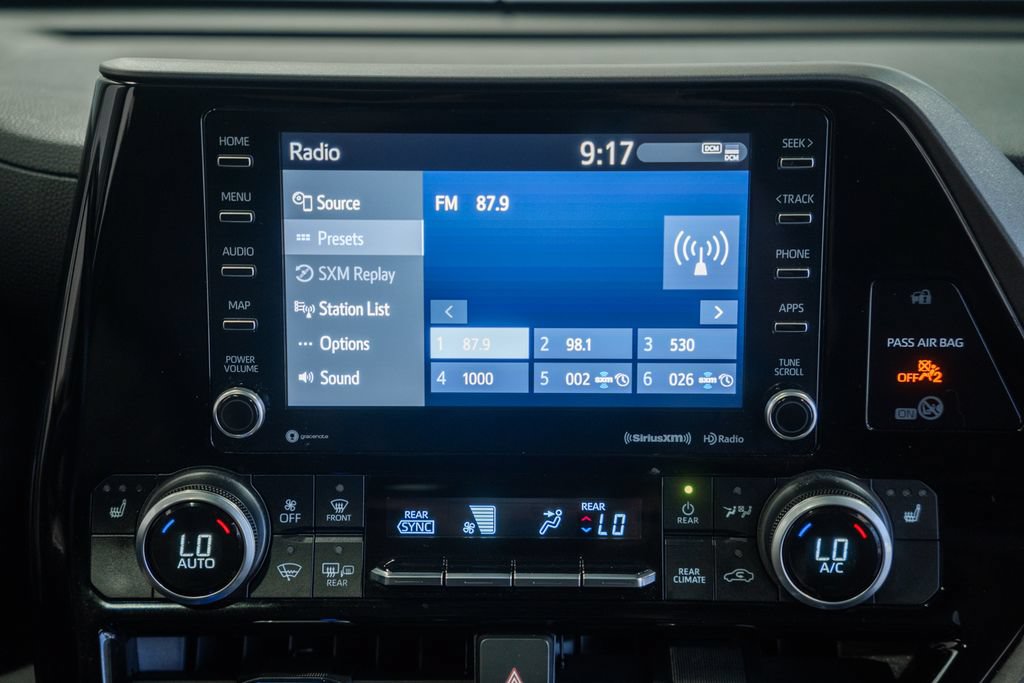 Used 2022 Toyota Highlander XLE AWD/4WD image 22
