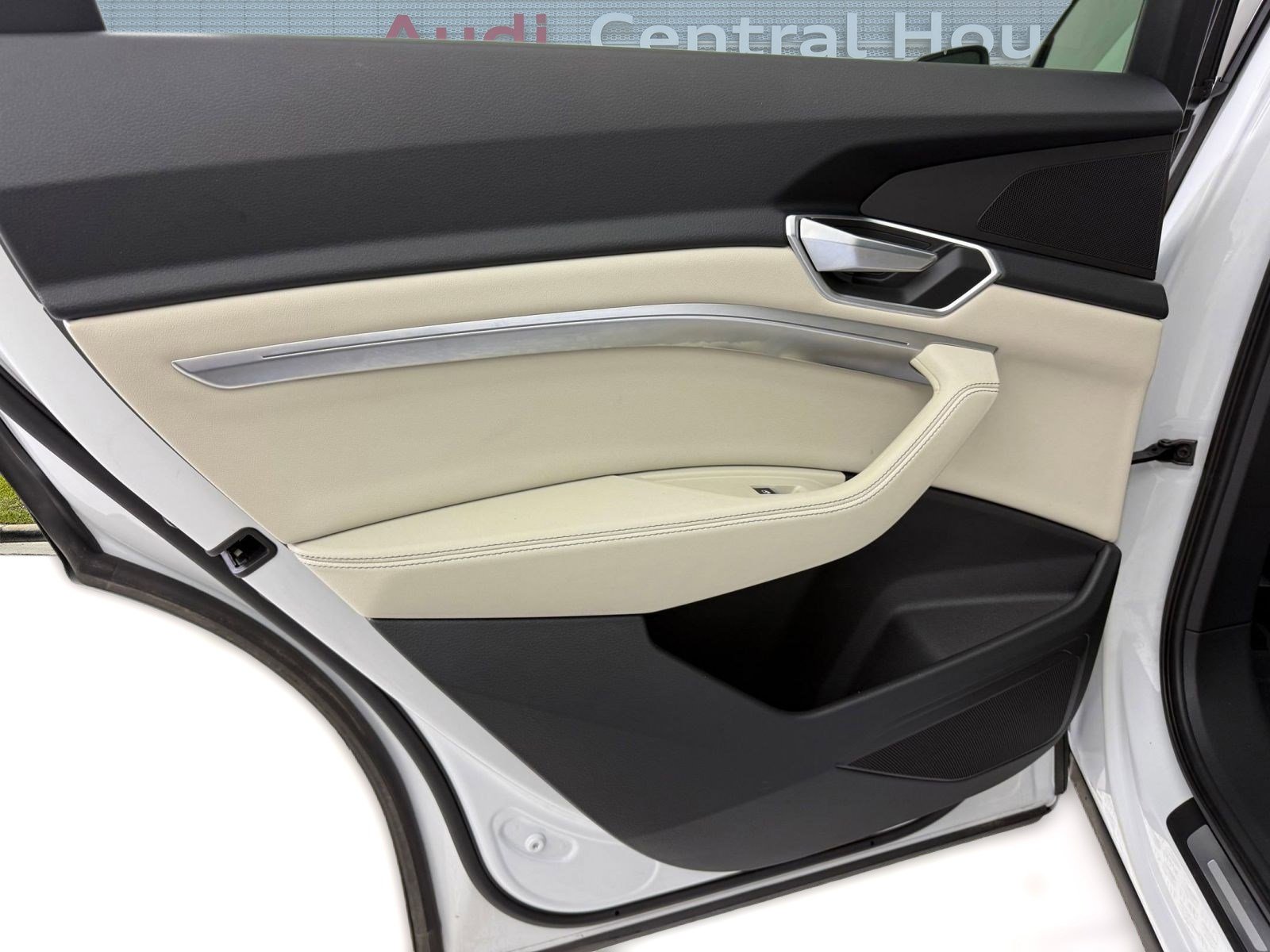 Used 2022 Audi e-tron Premium w/ Interior Protection Package image 26